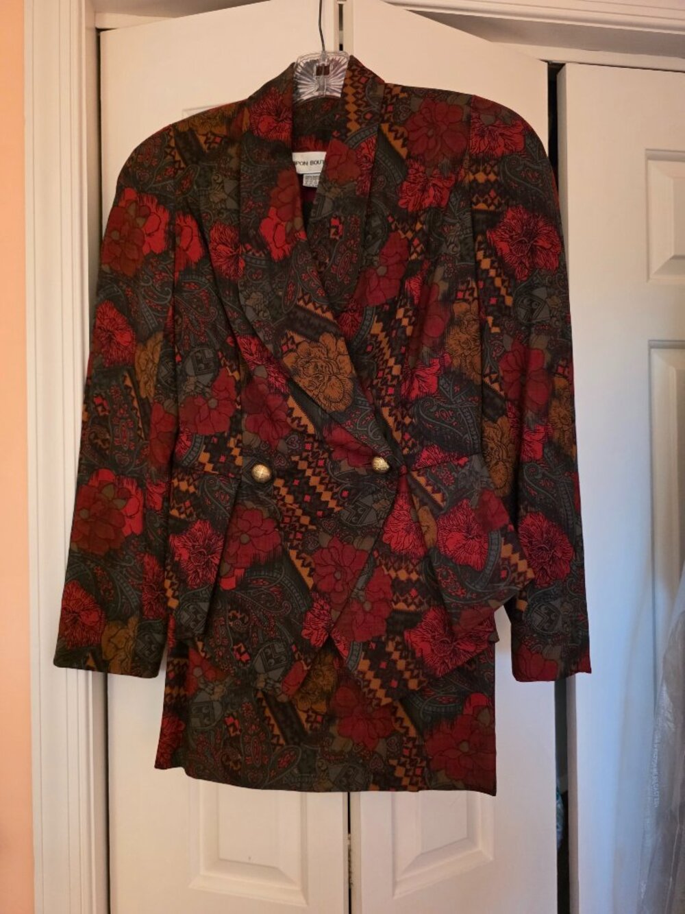 Striking Nipon Boutique Suit size 6, green, maroon, tan!
